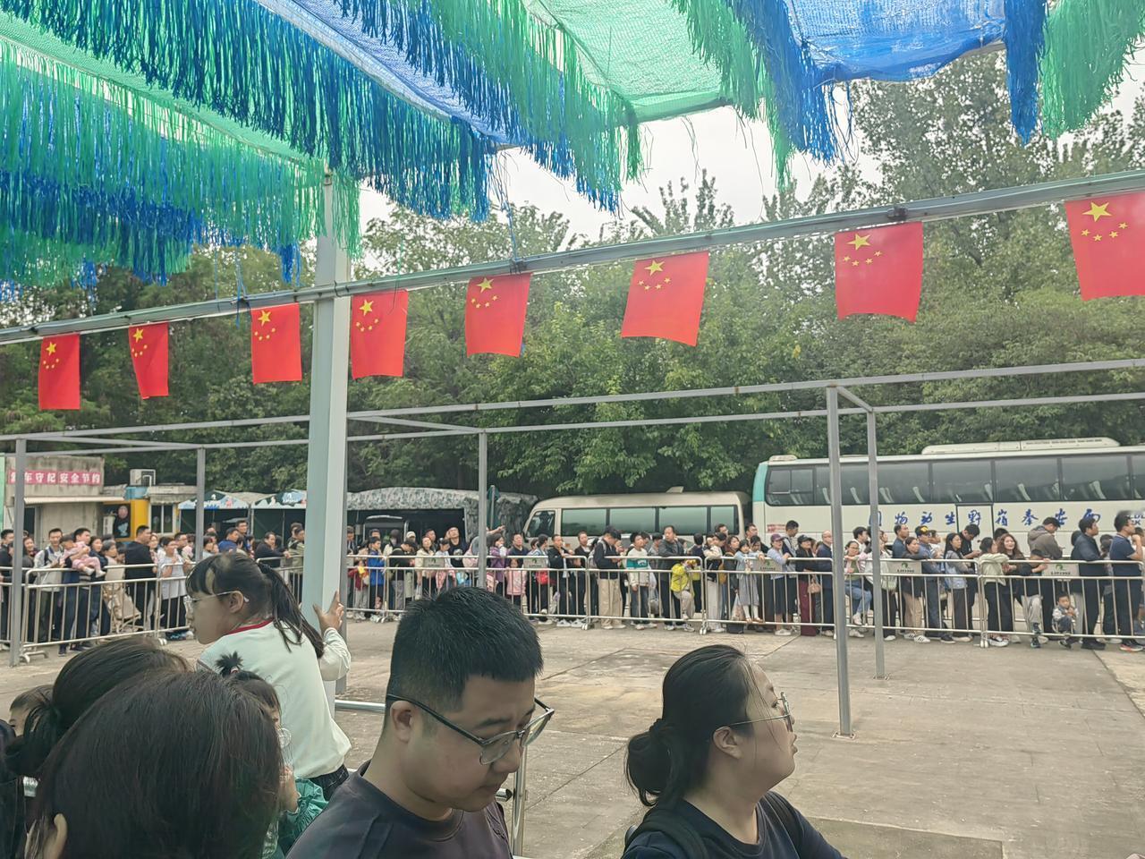 10月3日，西安秦岭动物园，观赏体验了一次生动的动物世界。大家看到了狮子、老虎、