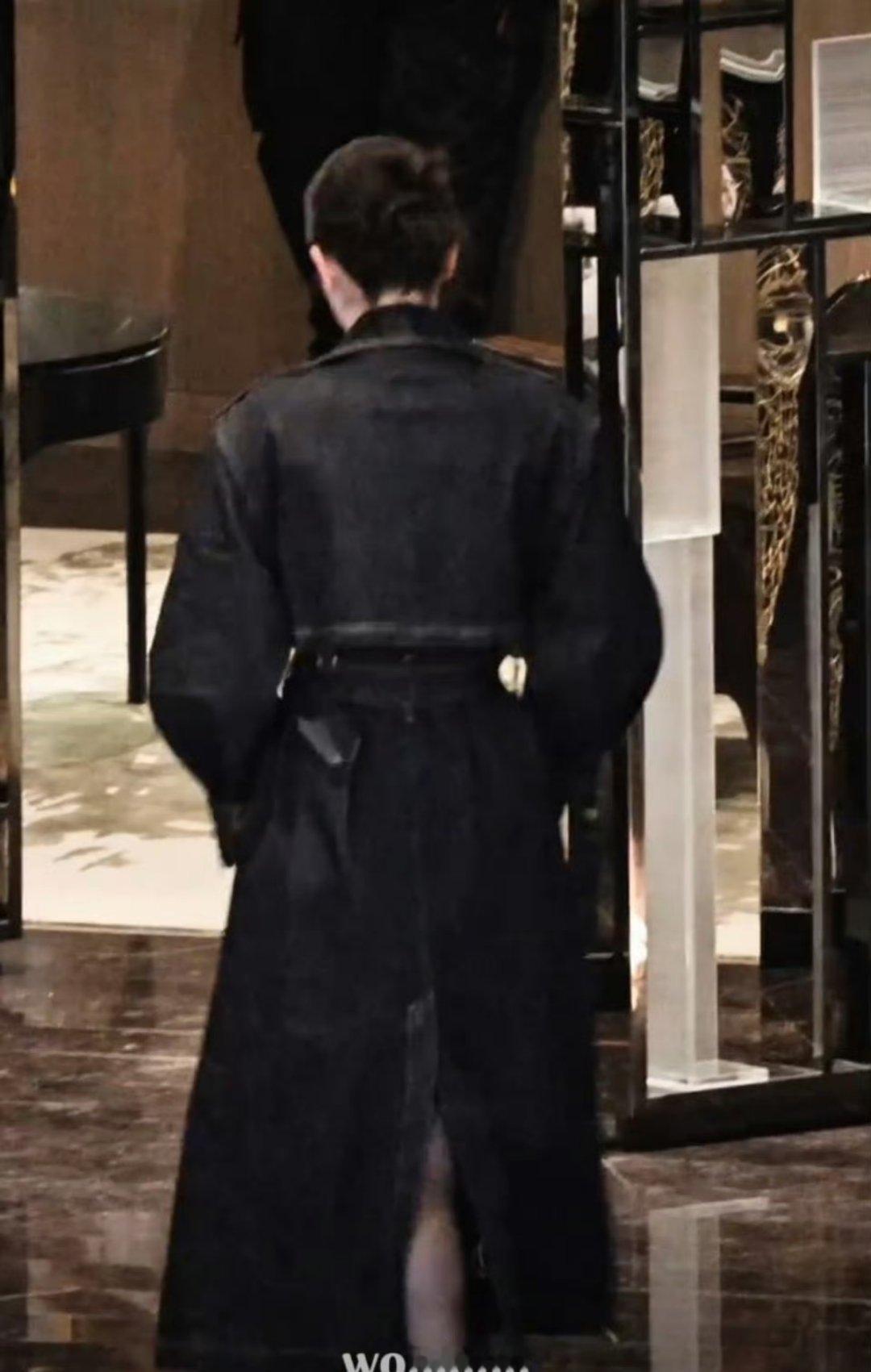 迪丽热巴卫蓝牛仔大衣黑丝造型迪丽热巴以基础款牛仔大衣搭配出高阶时尚感，其“松垮+