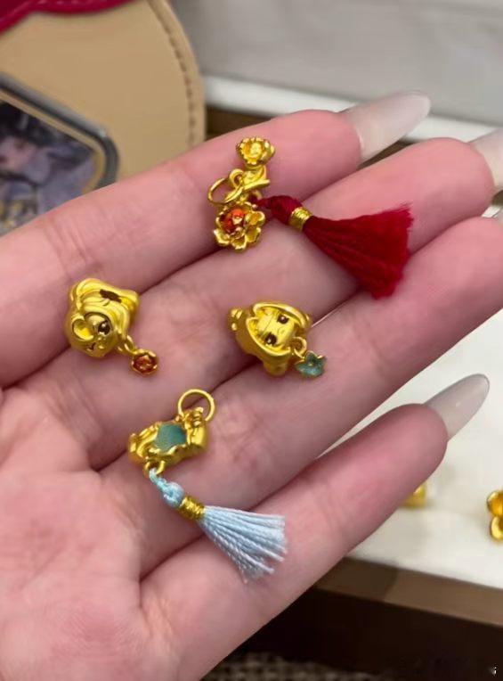 普通周边分量单薄，曼卡龙 × 魔道祖师联名转运珠实打实足金材质，上手有细腻坠手感