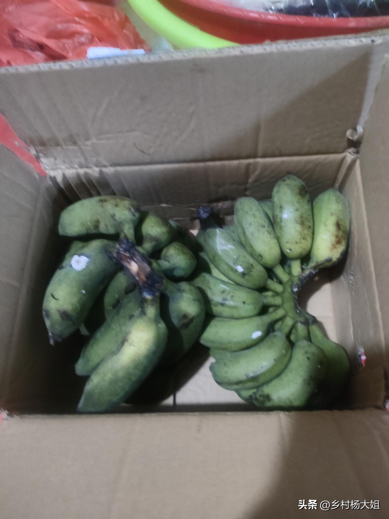网上购物真便宜
在多多平台买的苹果蕉，收到的是青色外表不太好看，里面没有损坏，硬