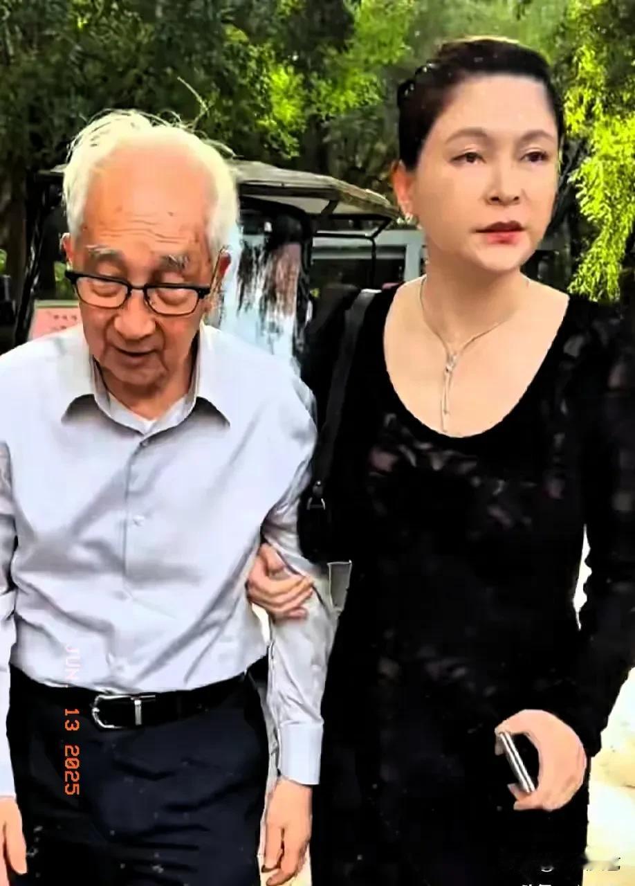 这对“小夫妻”，男士“风流倜傥、老态龙钟”，女士“面带桃花、风韵犹存”，朋友告诉