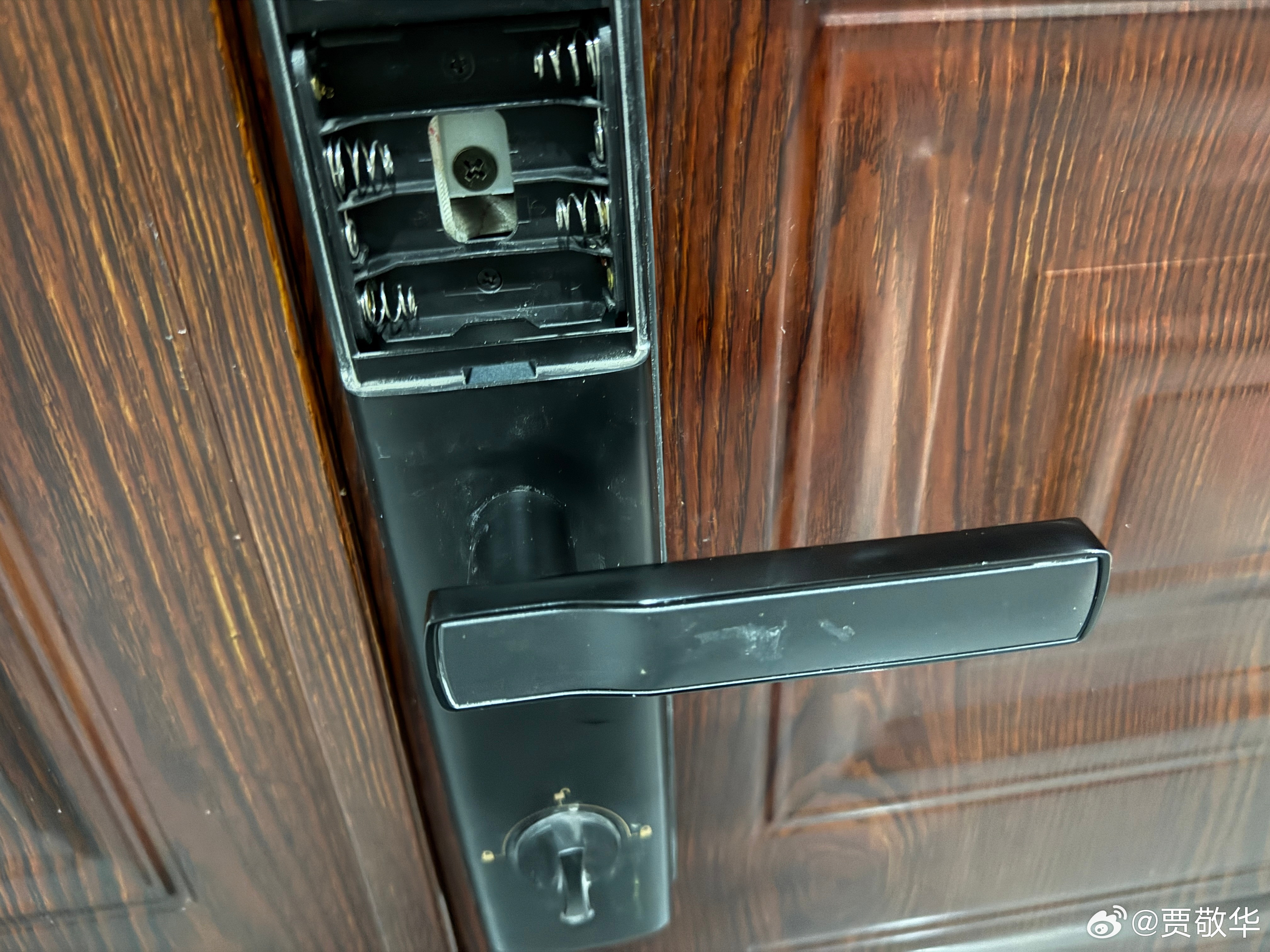 刚才门锁没电了，好不容易借了个充电宝，这才进来门。真的太不容易了，最近没看电量，