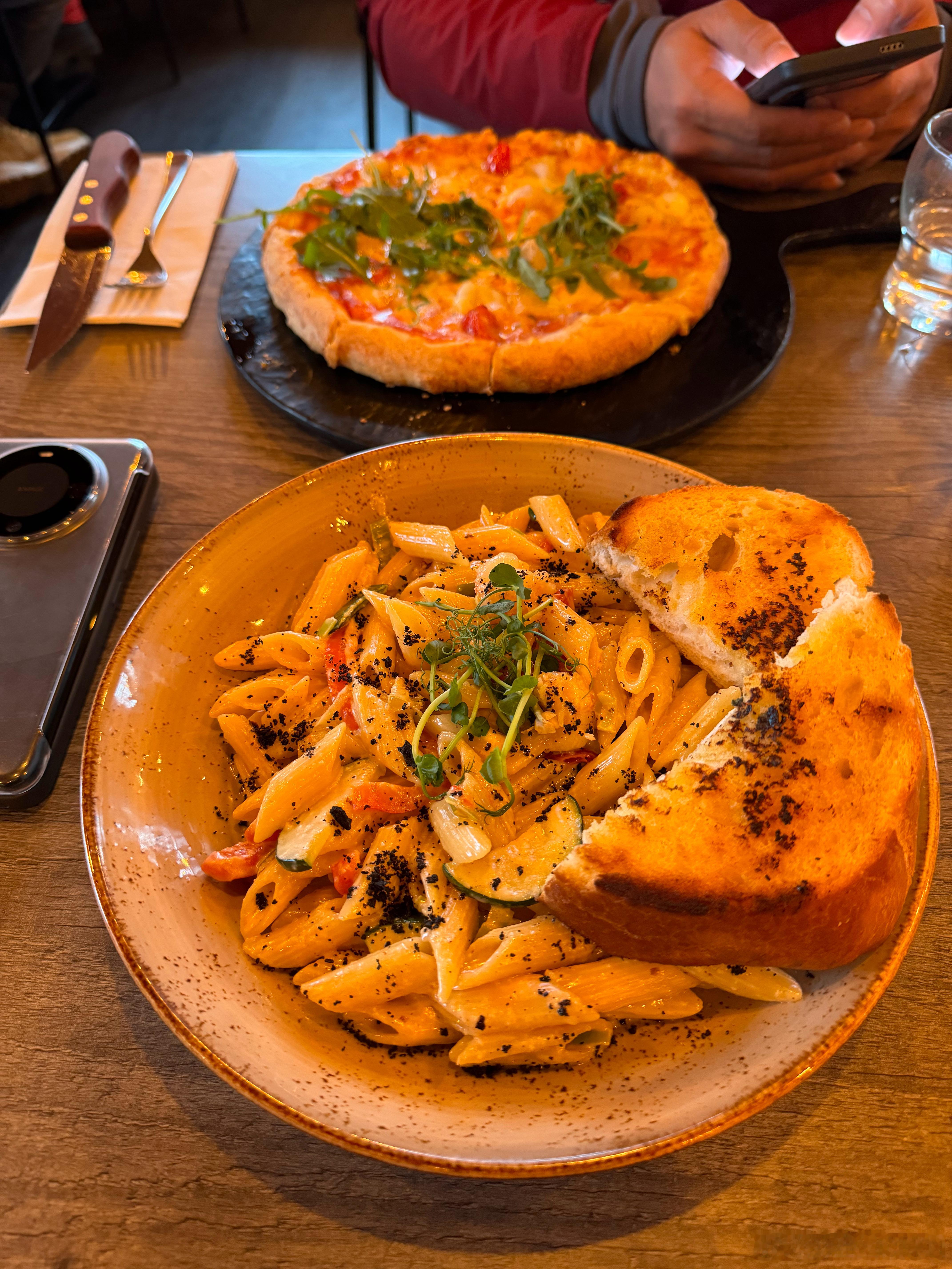 #用人民币感受冰岛物价#真要感受的话只会觉得挣得钱在冰岛不够花。人民币和冰岛克朗