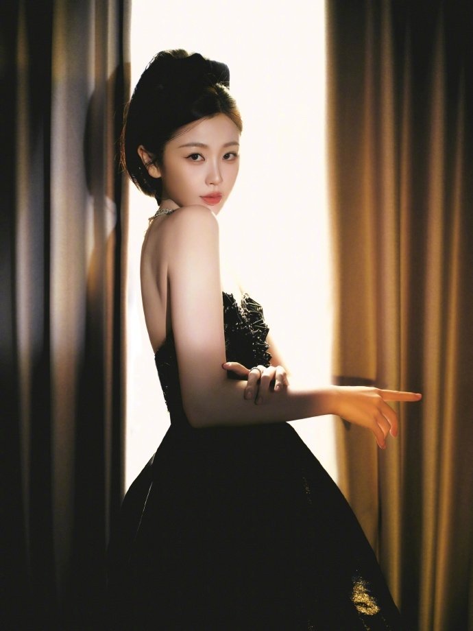 虞书欣黑莲花女王  虞书欣高马尾黑色抹胸缎面裙  虞书欣古堡公主，高马尾黑色抹胸