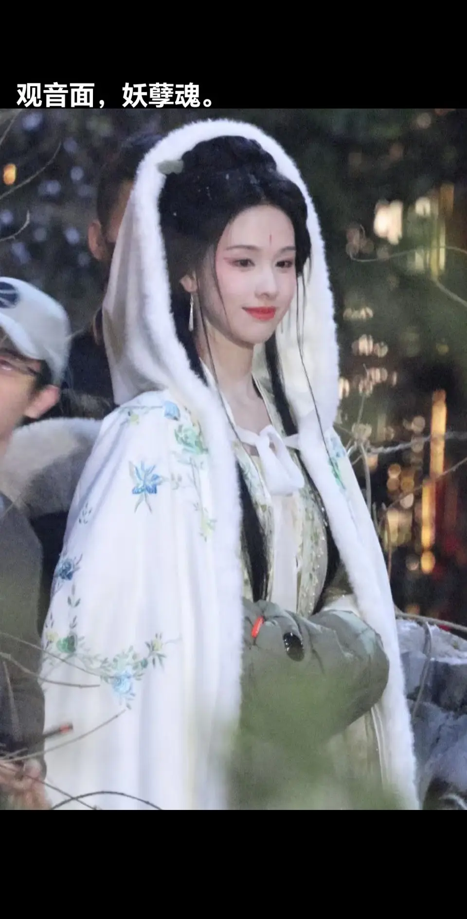 雨夜孤寒，恍惚瞥见立在荒郊野岭破败寺庙的玉尊观音像，端的是慈眉善目，白...