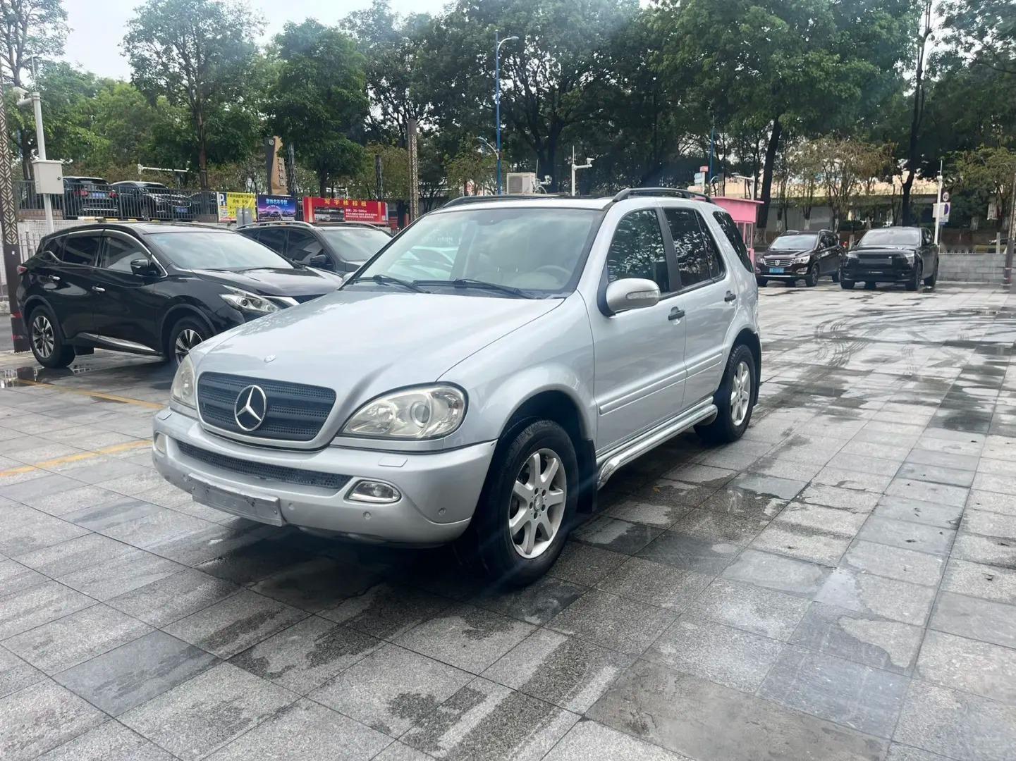 好车分享 带大梁的初代奔驰ML，这个太经典太少见了，我觉得我至少15年没见过这个