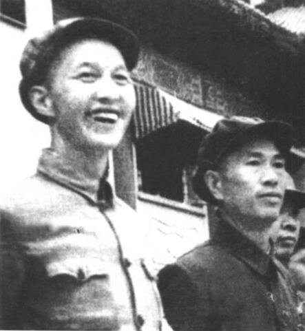 1949年，在广州解放庆祝大会主席台上。左起:洪学智，邓华