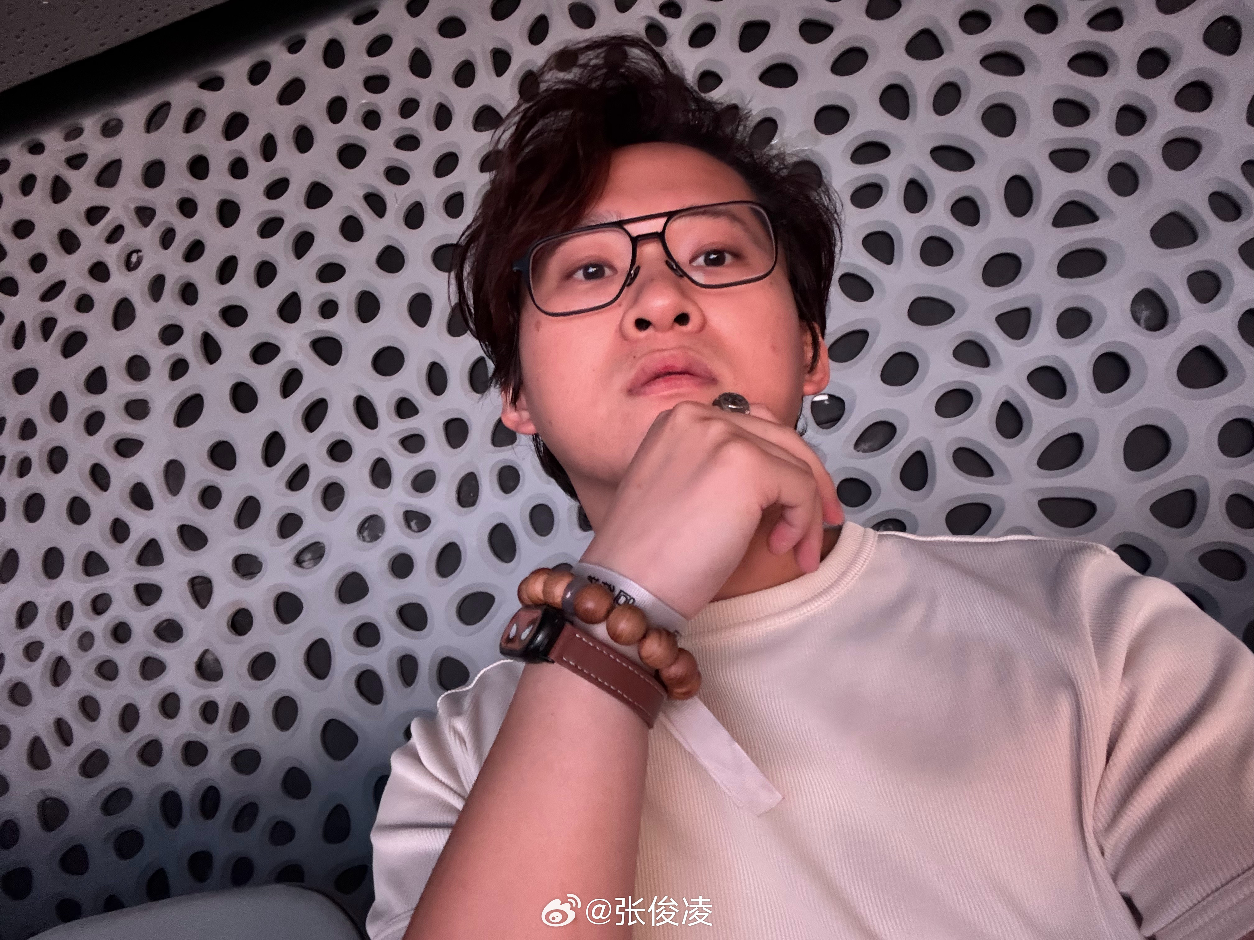 视野不错，而且在中间，虽然没坐在山上，但拍到张凌赫估计问题不大 