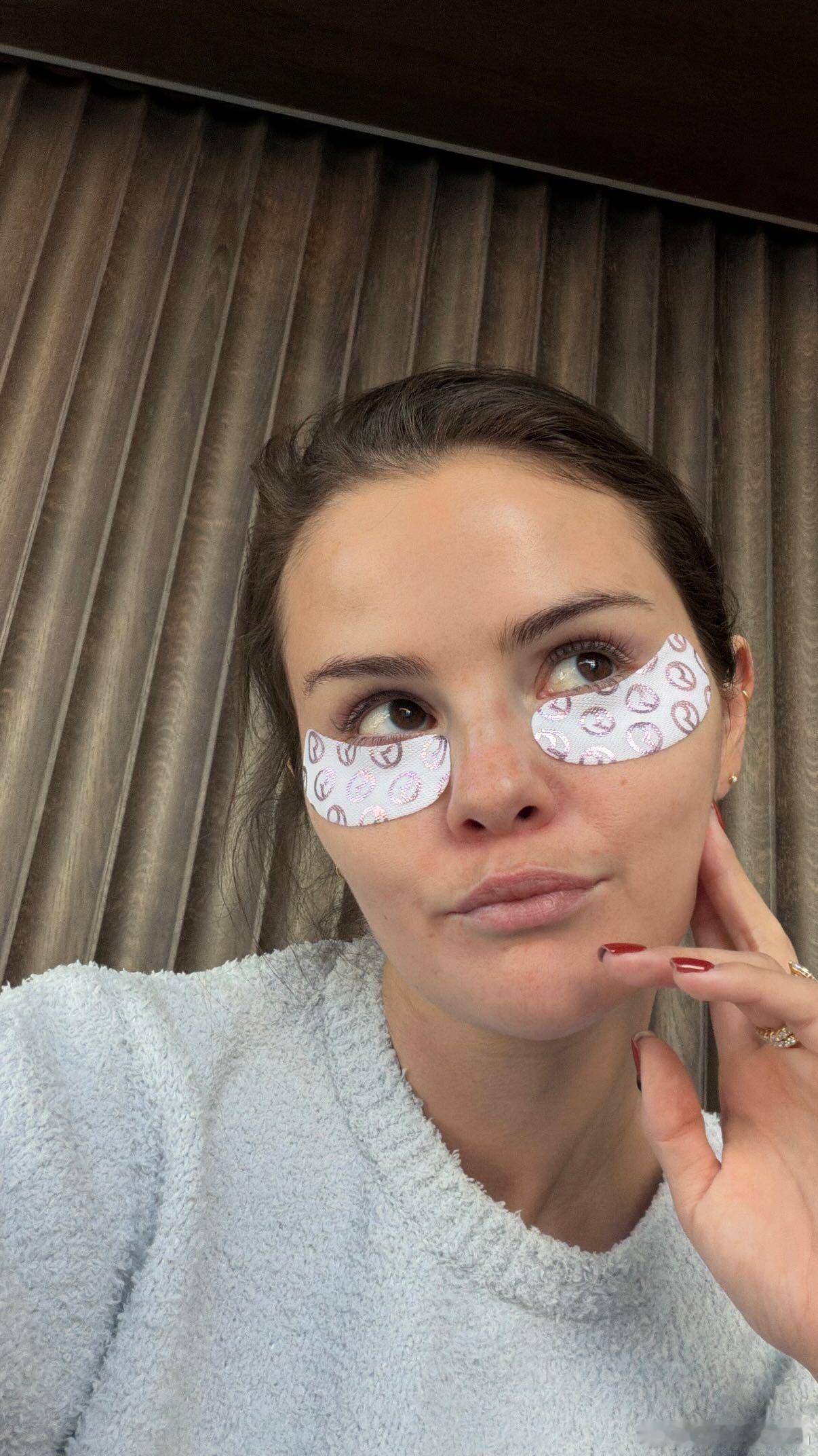 Selena Gomez赛琳娜戈麦斯的节日居家日常，护护肤烤烤棉花糖，享受假期的