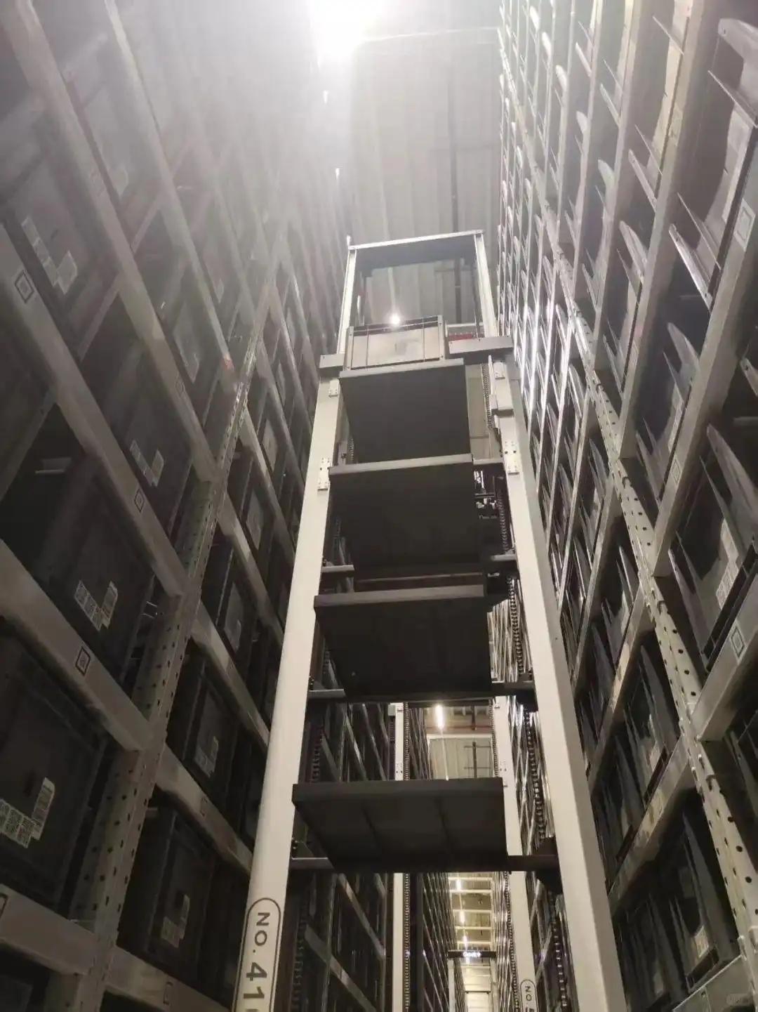 德国，一座高架仓库里，一个24岁的中国留学生正在加班维护升降机器人。这份夜班是他