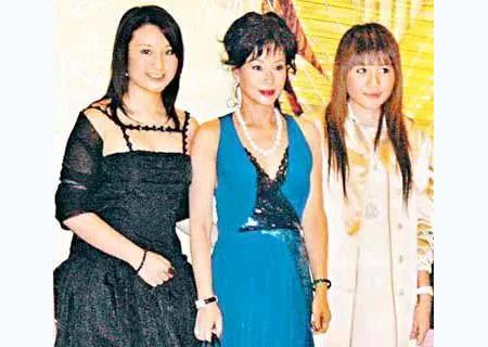 三太没有四太气场强大自信，但三太女儿长得好看，四太女儿相较之下逊色一些。赌王的四
