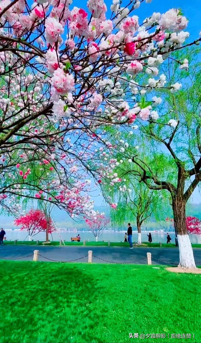 上联：春满神州花烂漫
 下联：福临华夏岁安康
 
春满神州，千花竞艳开遍万里山河