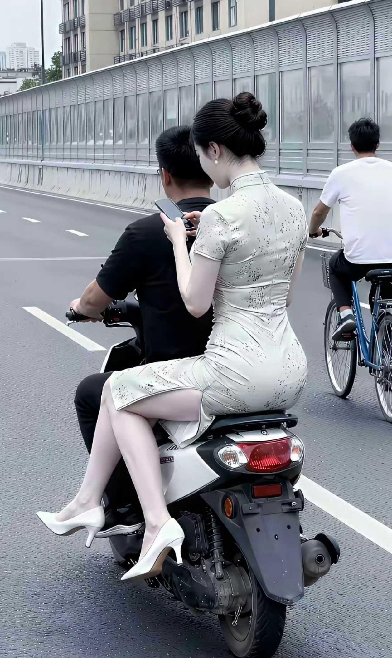 优雅旗袍与机车摩托的完美融合