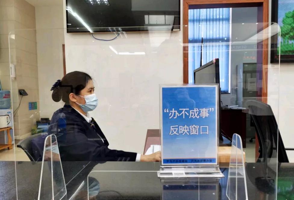 在政府政务部门办理业务还要求必须是本地手机号码，这种做法已经过时了，应该及时纠正