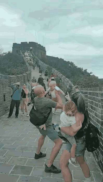 这老外哄孩子，真是让人心惊肉跳，站在长城上抛孩子玩，这也太危险了，哪怕他有十足的