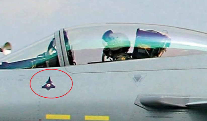 近日，巴基斯坦空军公开了一架歼-10C战斗机的高清照片，机身侧面清晰喷涂着一架法