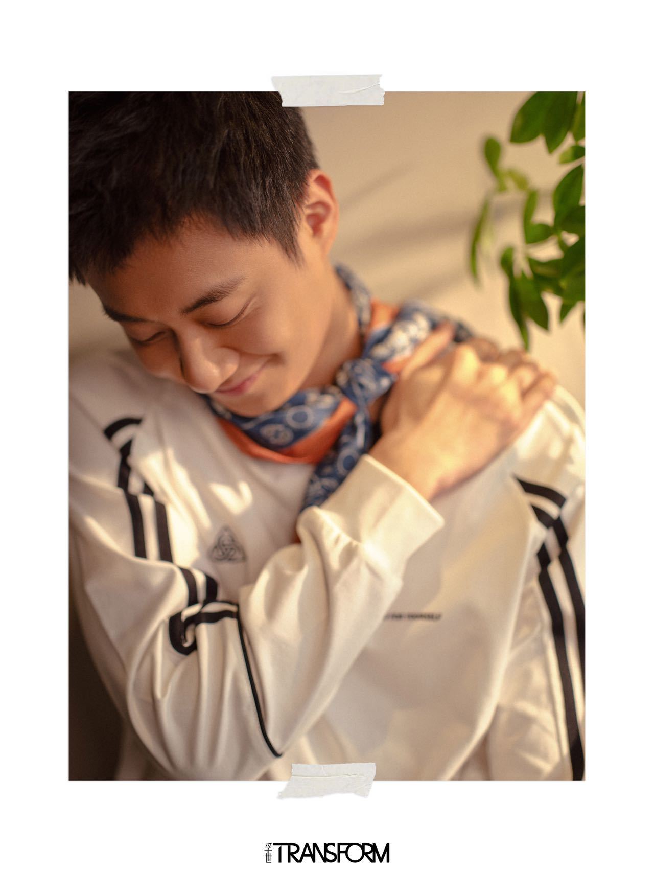 高至霆 高至霆在北京明城墙上拍杂志高至霆新中式春日感大片登孚世杂志，于北京明城墙