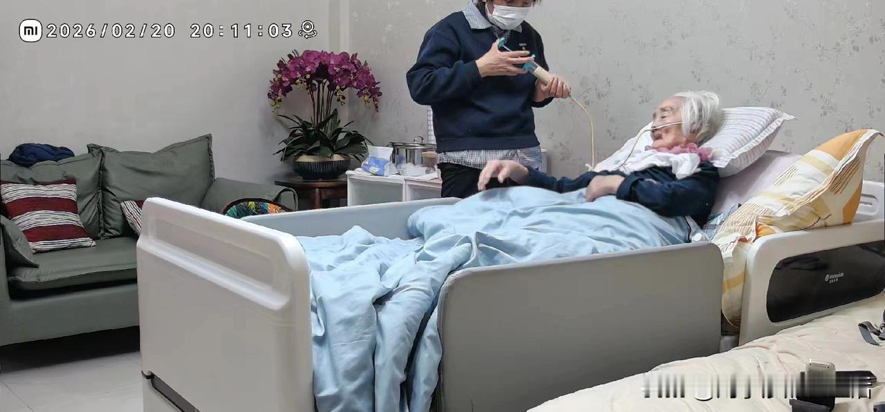 这个年，过得格外踏实、格外暖心。
 
原本计划初五才回来的小王，惦记着家里的奶奶