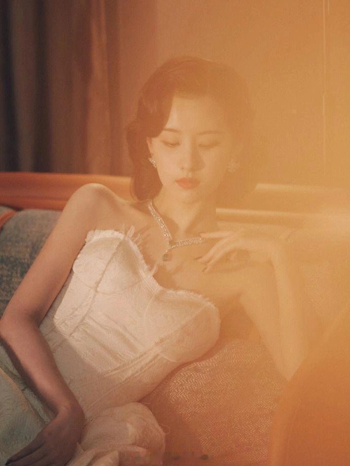 陈都灵卷发红唇 