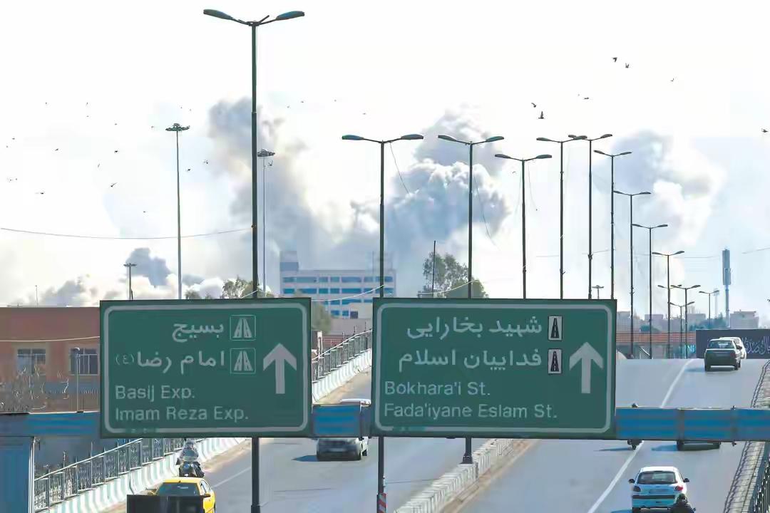 美国对伊滥施暴行，国际社会强烈反感
 
美国在对伊军事行动中，以欺骗、屠杀、偷袭