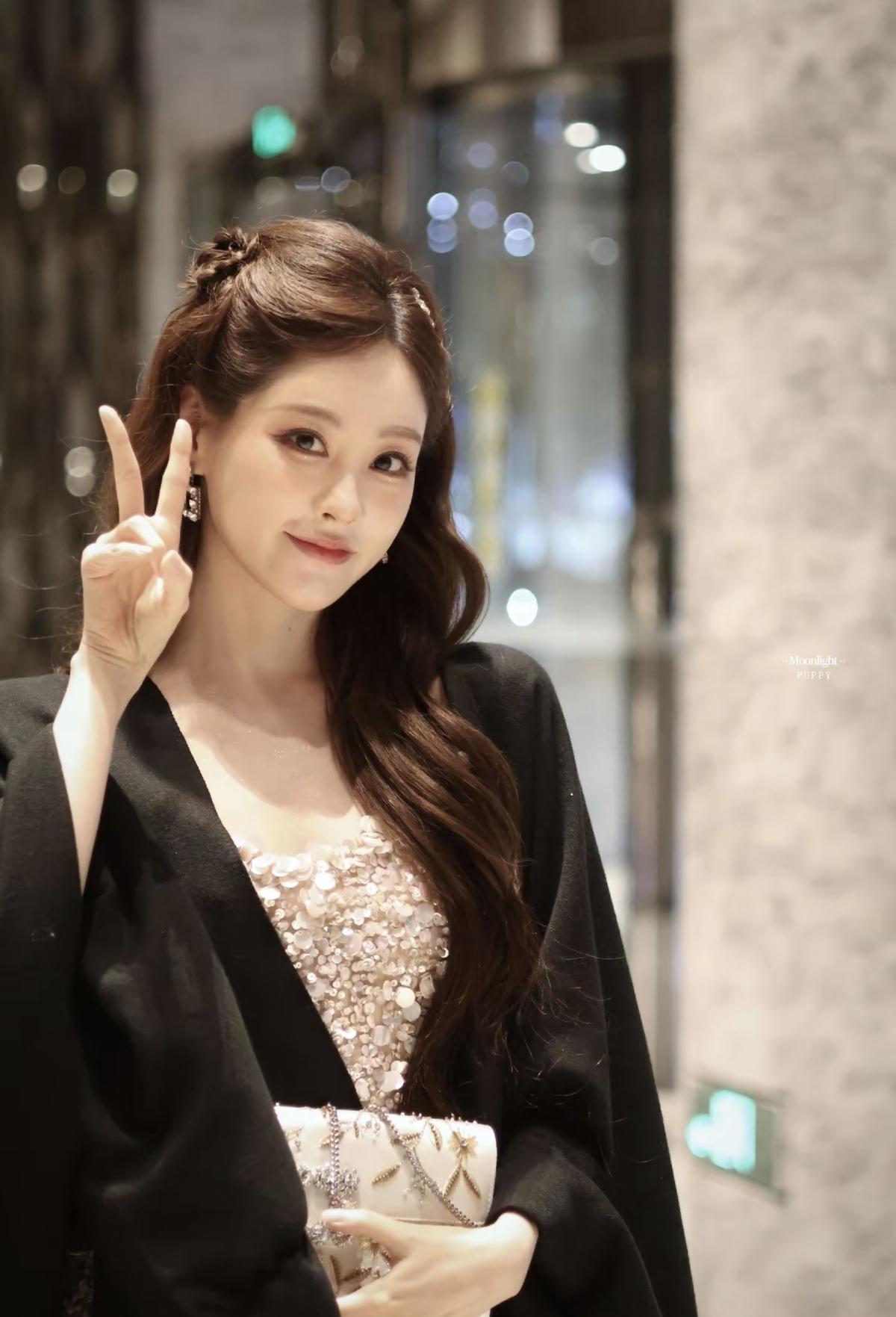 祝绪丹这组千金风造型真的太戳人了[加一]
半扎卷发配亮片裙，温柔又显贵气，对着镜