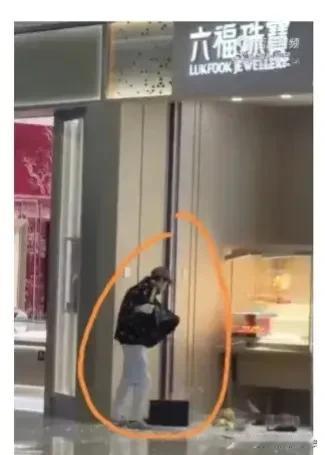 太猖狂了！光天化日之下，居然在金店抢劫！而且还大喊：“我不是中国人，我有外交豁免