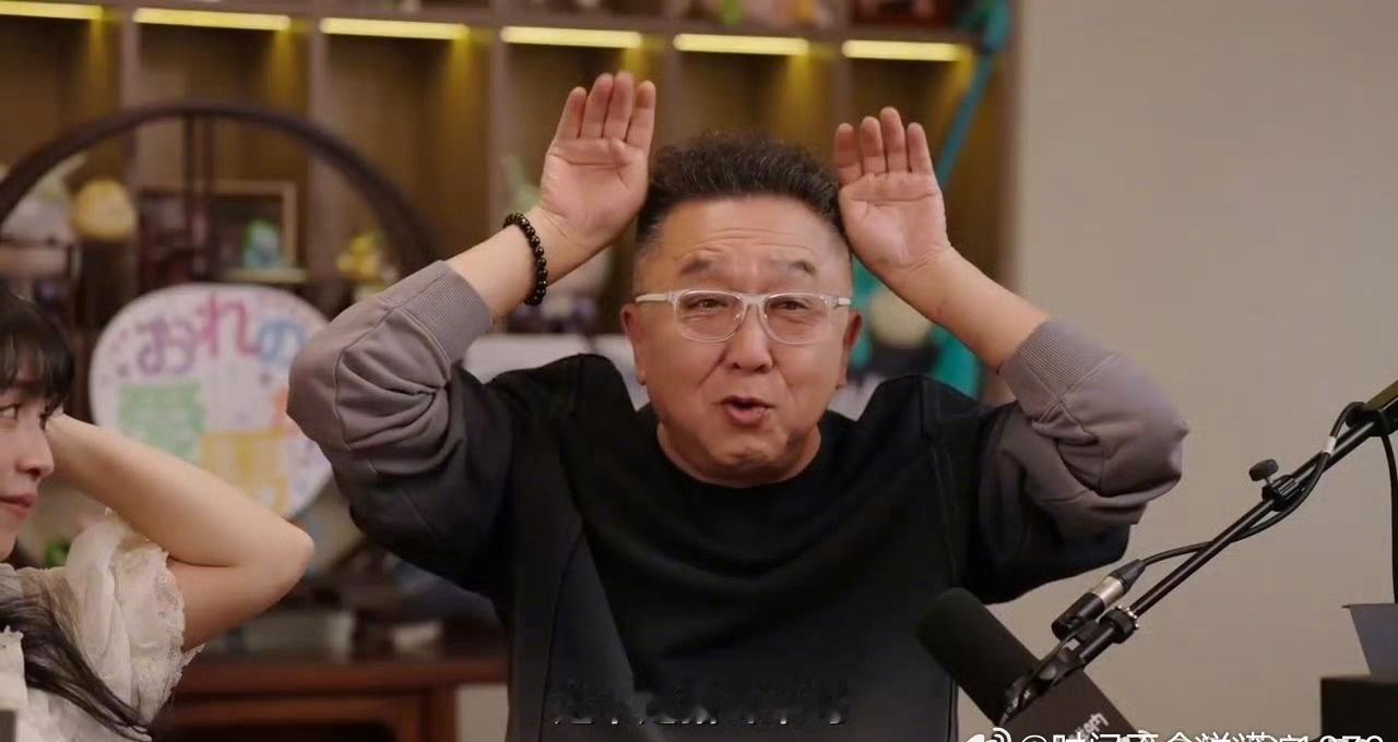赛马娘们围着谦大爷讨要签名，老爷子掏出毛笔潇洒一挥：“签上大名叫于谦，笔名曲艺界