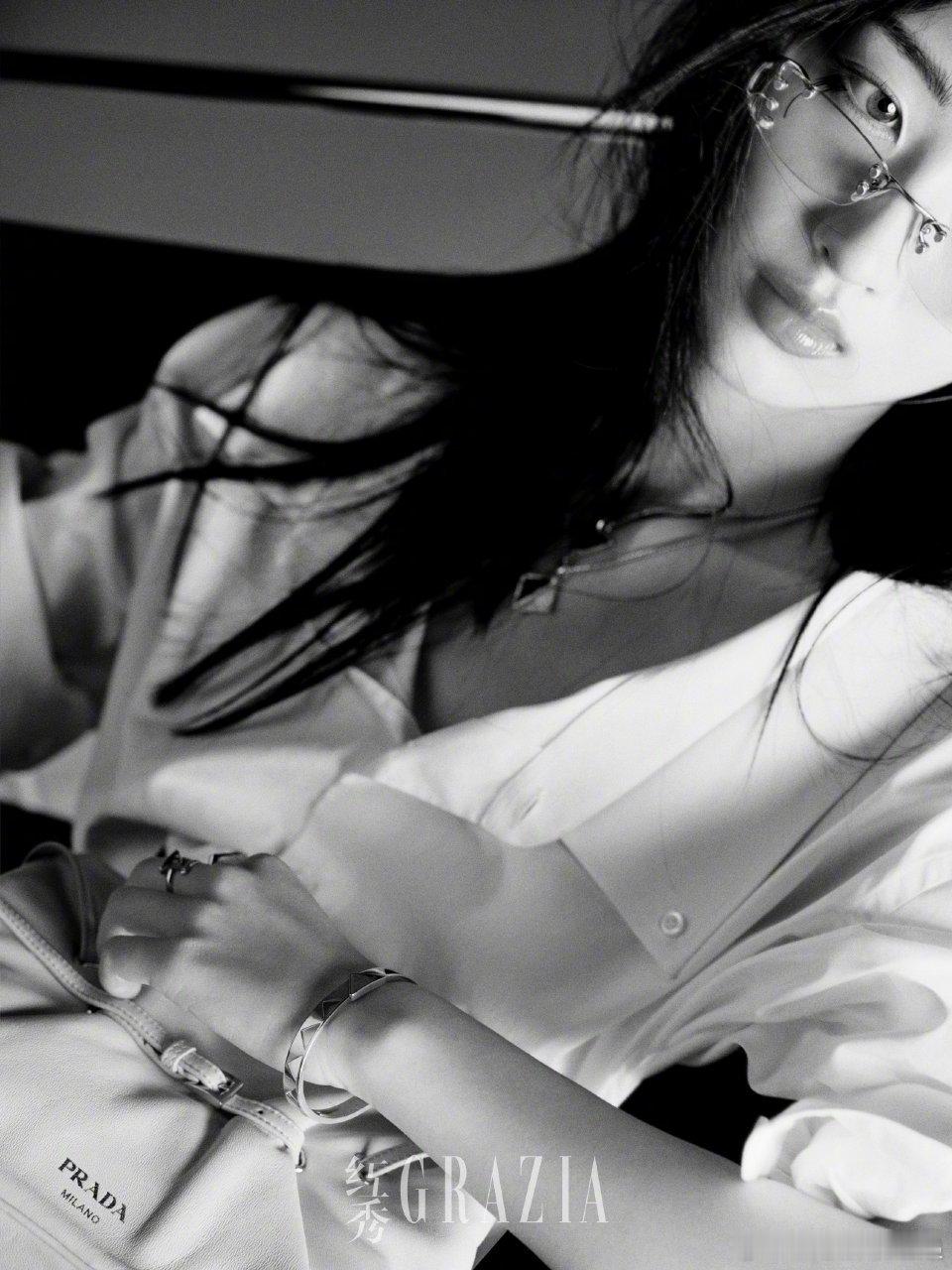 邓恩熙 白开水淡颜 那种又甜又淡的感觉太难拿捏了，邓恩熙就能做到，笑起来眉眼弯弯