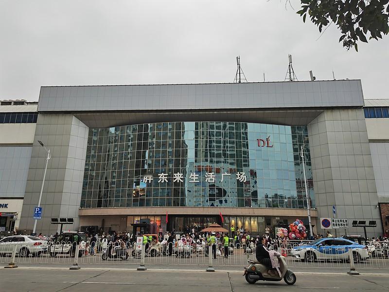 年赚上亿的旺铺为何因租金说关就关？闭店前夕28个收银口全开仍排长龙。
2026年
