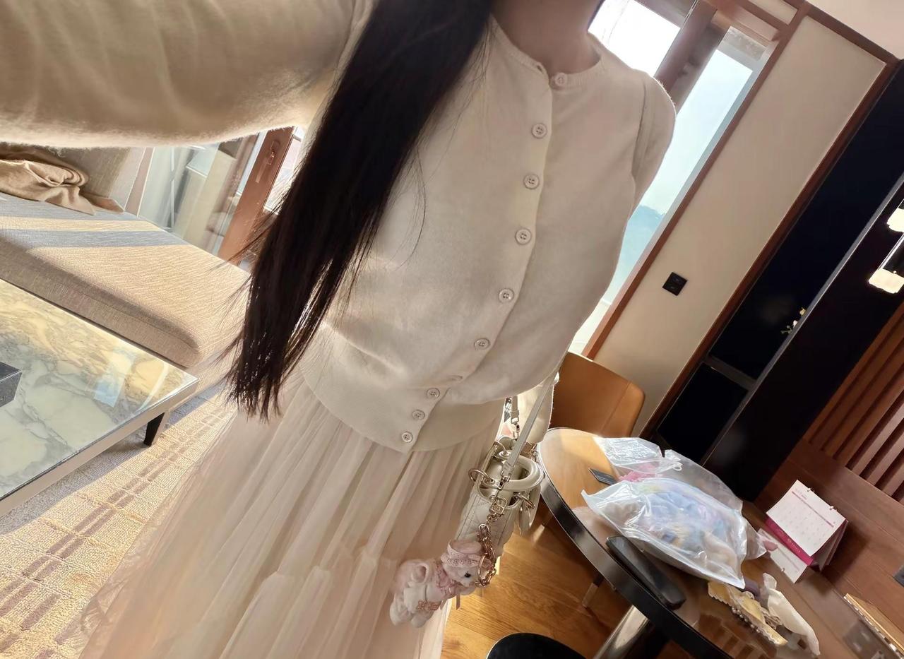 我的脸变圆了 但是我很开心 因为最近吃得饱睡得好 好幸福裙子穿搭 温柔风 包包