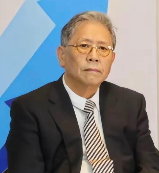 帅化民曾在一档访谈节目里说过一段挺坦率的话。他说自己年轻时在台湾听到毛泽东讲“美