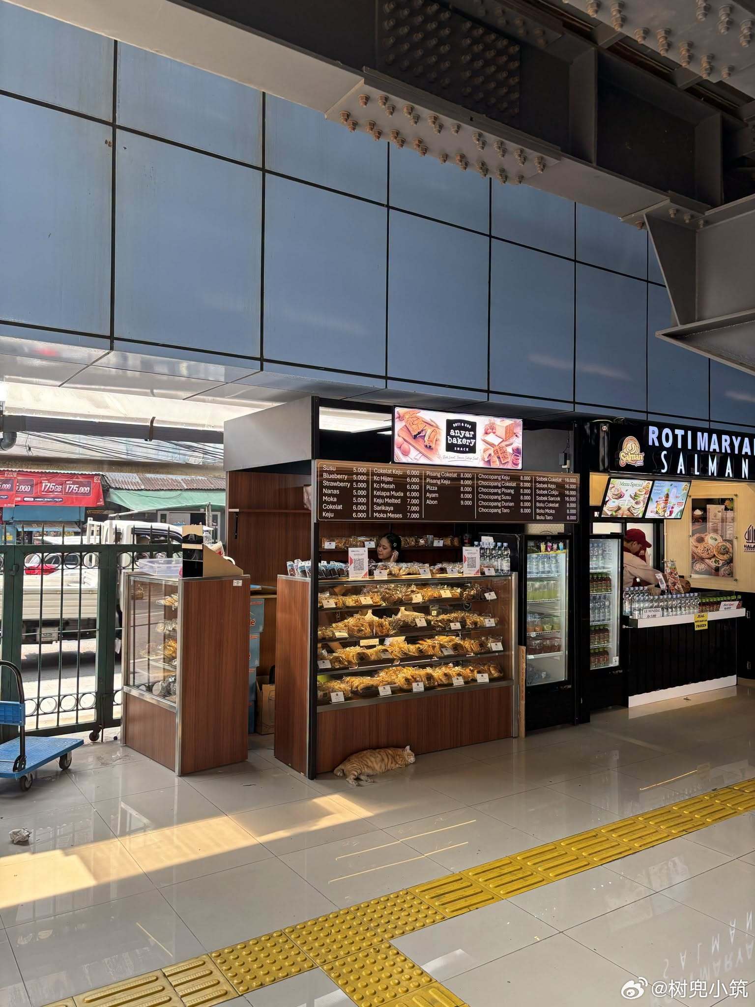 【 有一包面包从货架上掉了下来 】而且，店员似乎也完全不在乎那包掉在地上的面包…