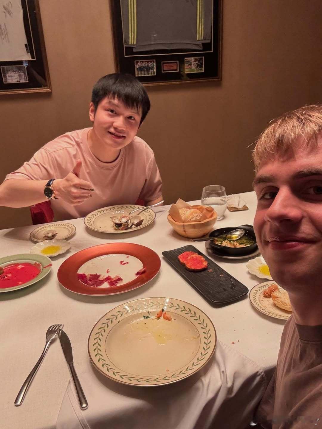 东哥&小莫昨日在北京共进晚餐。昨天适逢东哥巴黎奥运夺冠一周年。以球结缘，既是对手
