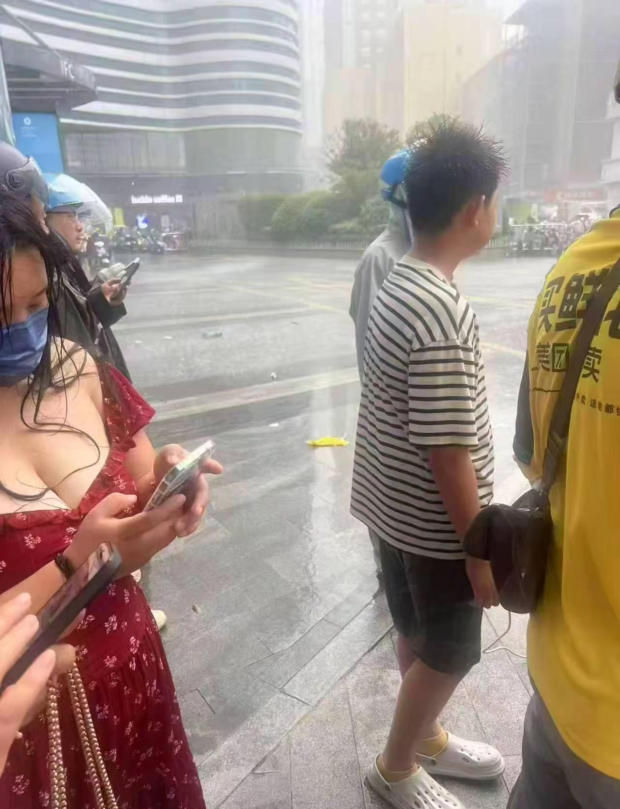 广州下了好大的雨。