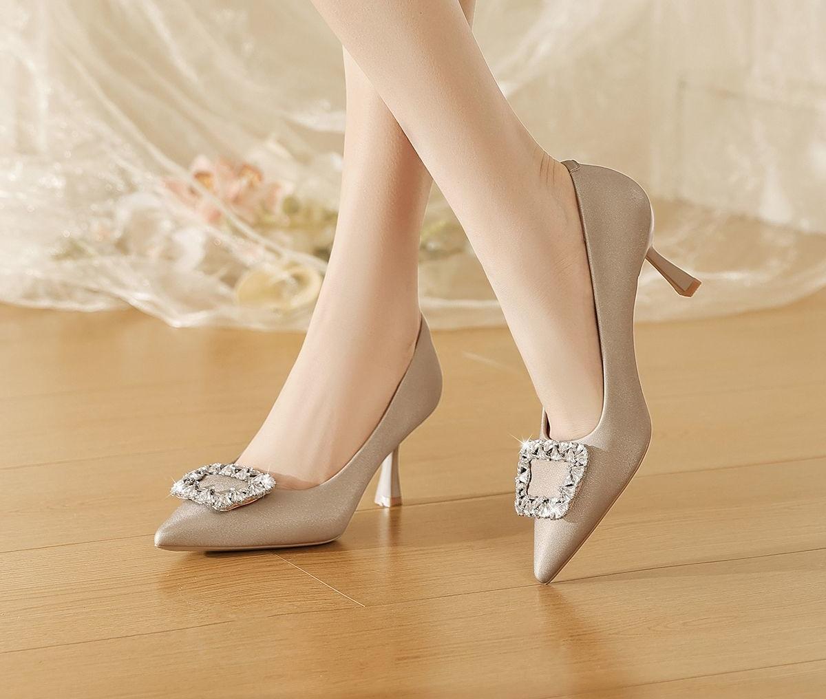 村里的光棍老实能干，就是脑子一根筋，天生不解风情。
 
这天隔壁独居的婶子家柴垛