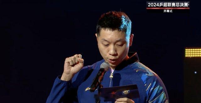 许昕代表宣誓 12月30日，乒超总决赛在上海开打。比赛开始前，许昕代表全体运动员