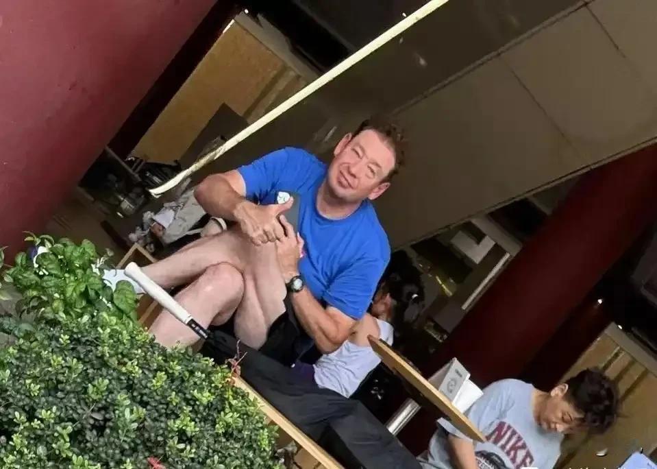 球迷在上海商场偶遇上海申花主教练斯卢茨基，俄帅面带倦容强露微笑与刚刚来上海时比像