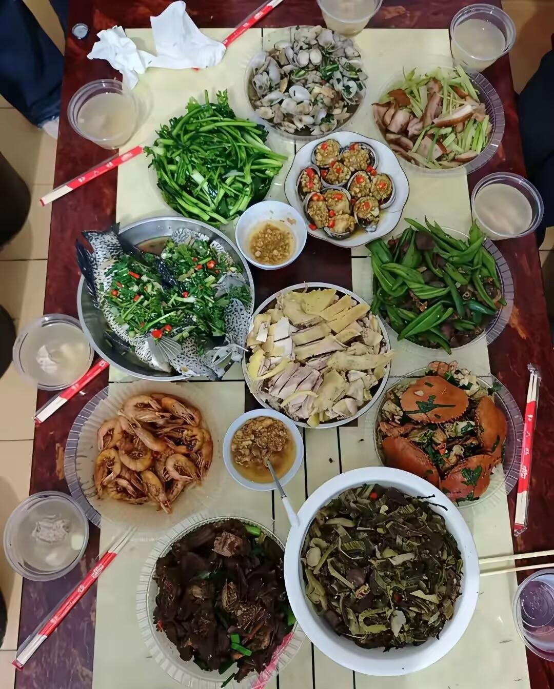 博主楼下的邻居，是出租车司机，偶尔聊天会问到，现在出租车生意怎么样？这大叔摇头的