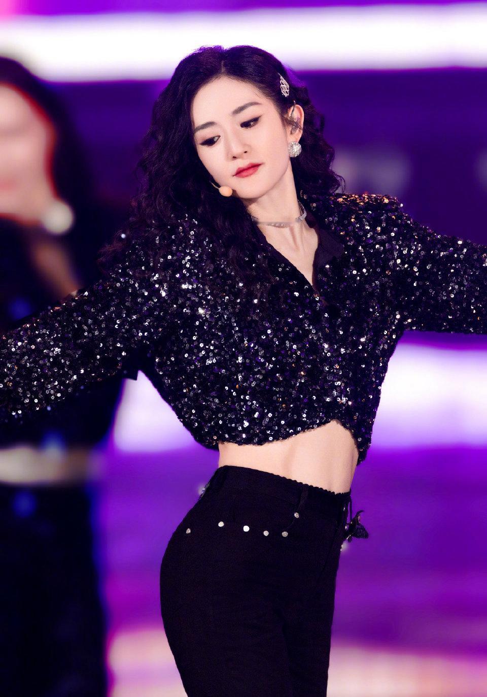 谢娜直播说还想开演唱会，

哪里是上瘾，明明是敢为自己活一次！

刷到谢娜演唱会