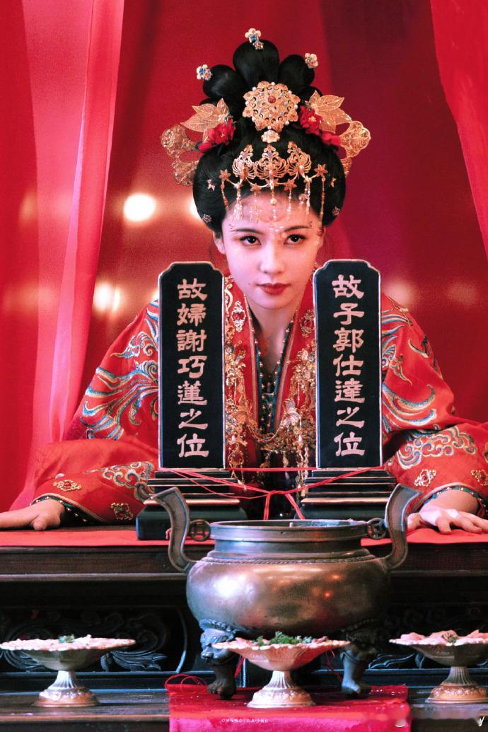 白鹿唐宫带哨进组 《唐宫奇案》这波哨子名场面绝了！李佩仪险境掏哨，瞬间串台跑男，