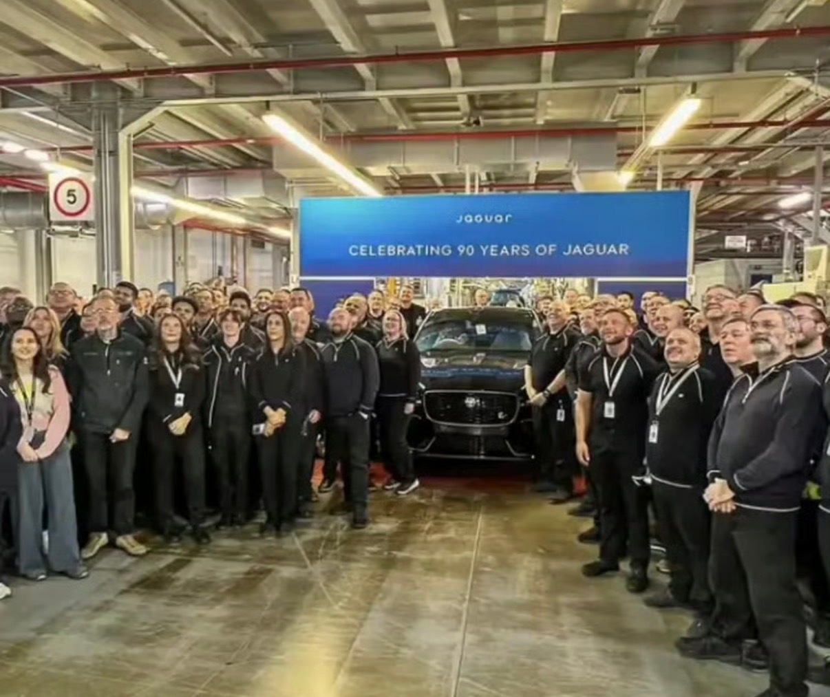 【捷豹最后一辆F-Pace下线 燃油动力车型谢幕】近日，英国索利赫尔工厂迎来历史