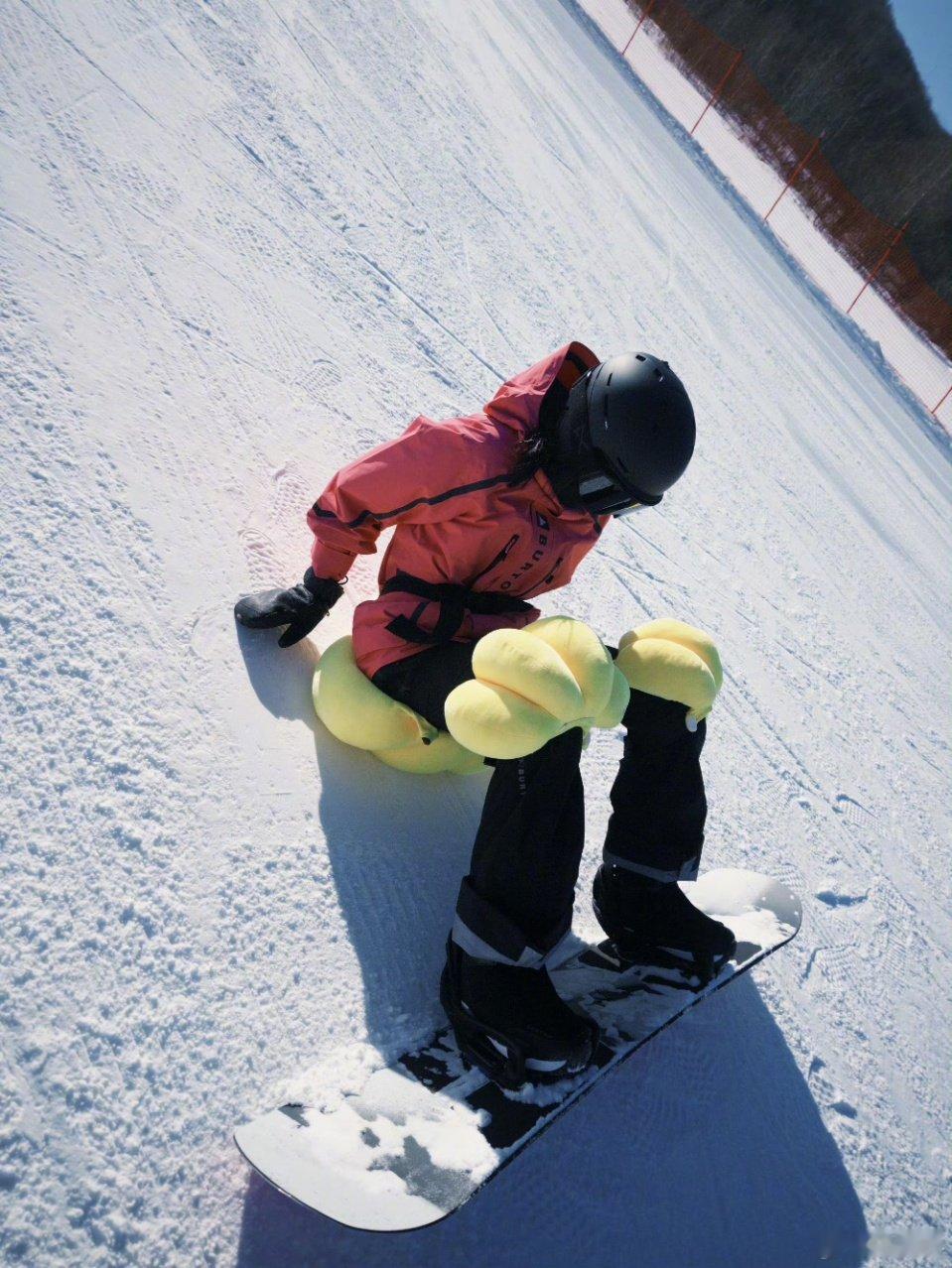 关晓彤带上屁垫去滑雪了关晓彤胆小星人 关晓彤胆小星人！ 