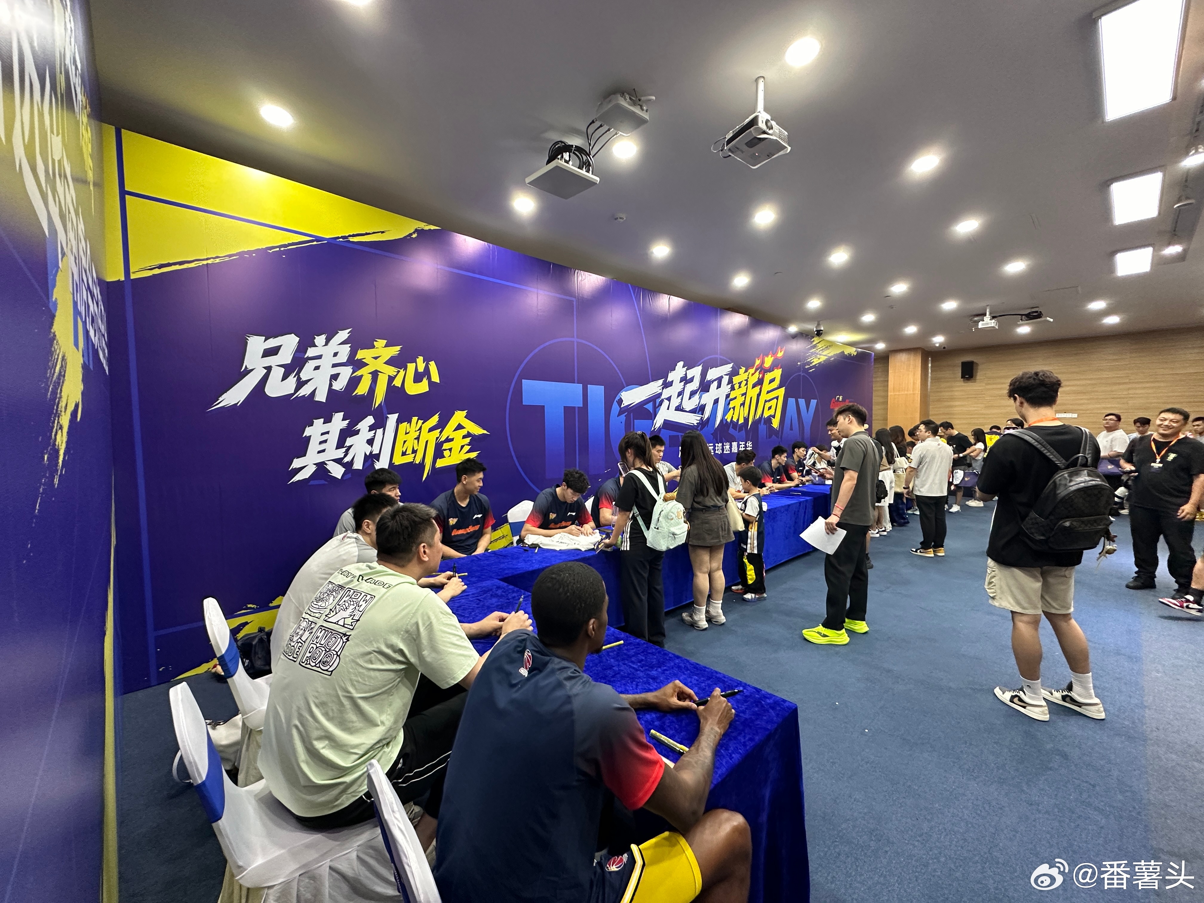 先从签名会开始[揣手]  ​​​