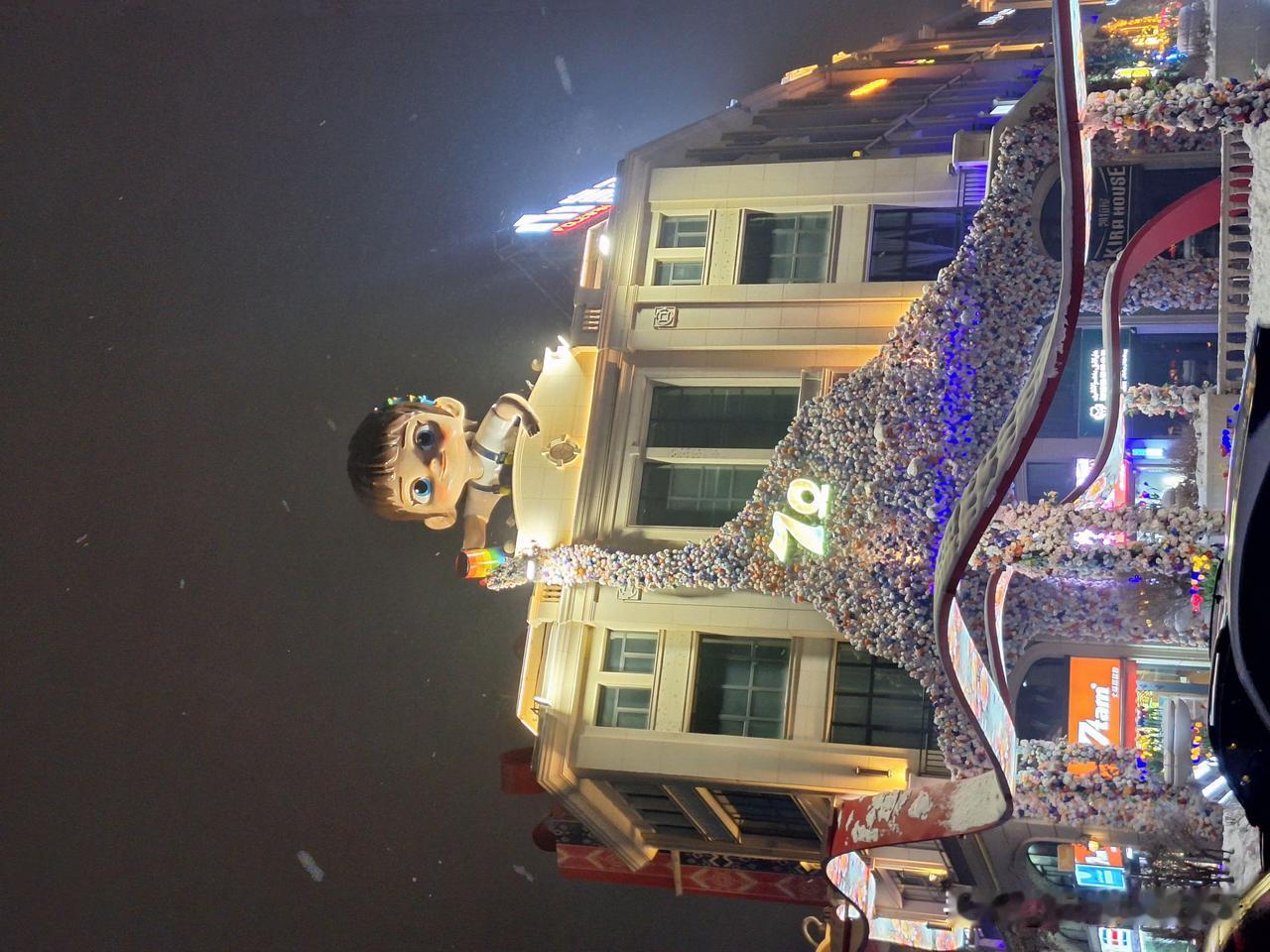 又下雪了，年终岁尾，做条鱼尾巴吃，尽显鲁菜精粹——黑乎乎、油乎乎、咸乎乎。皮蛋瘦