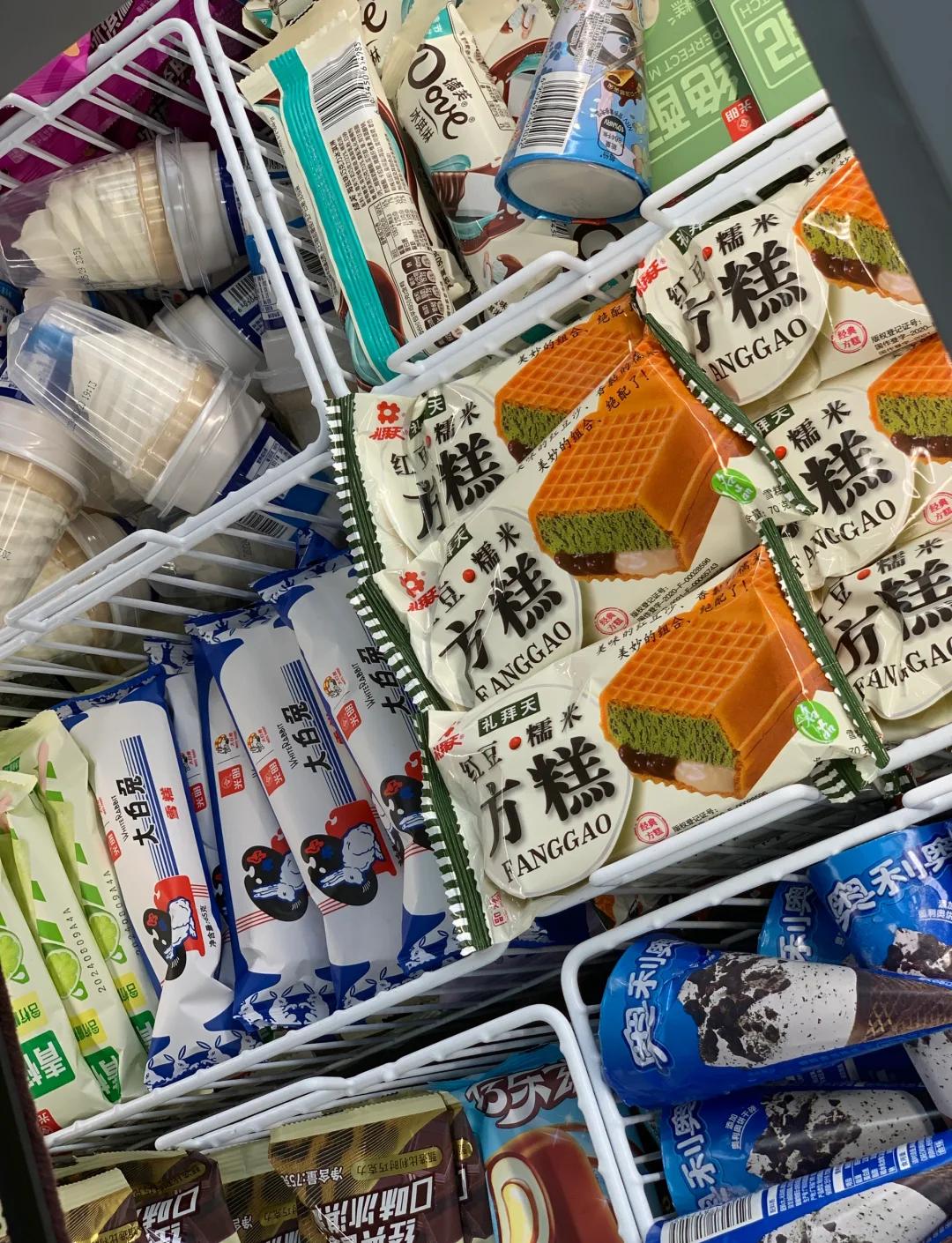 真的太反常了！今年夏天各地气温屡创新高，本该火爆的雪糕生意，却迎来了断崖式降温，