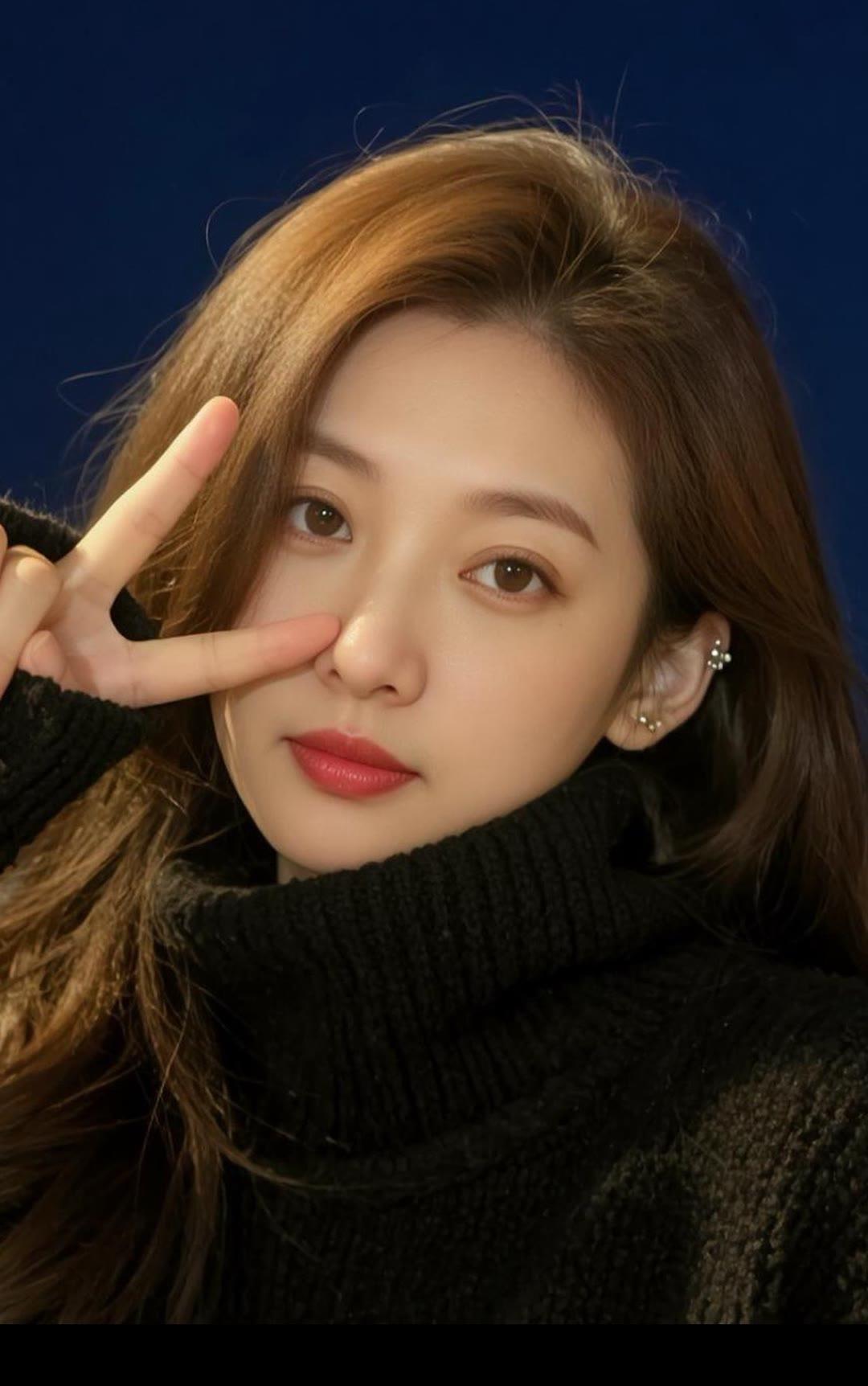 温柔甜美的冬日穿搭，红唇与黑衣的完美搭配，轻松演绎冬日时尚。