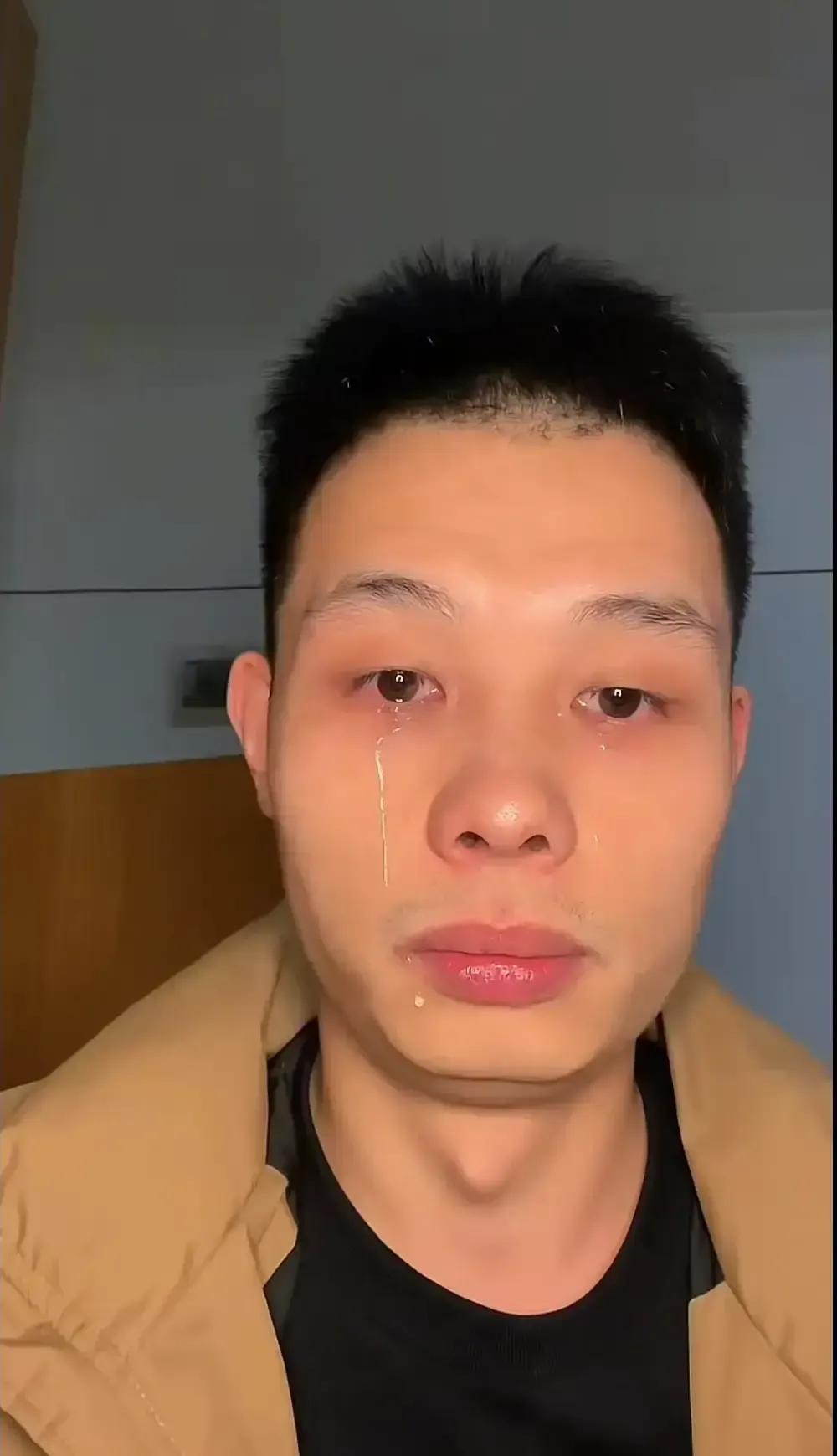 老公在外打了一年工，12月17日报道，回家把四万块交到老婆手里，换来的不是热饭热