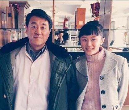 1997年，何冰在同学聚会上遇到了多年未见的女同学，女同学拍着何冰肩膀说：“我都