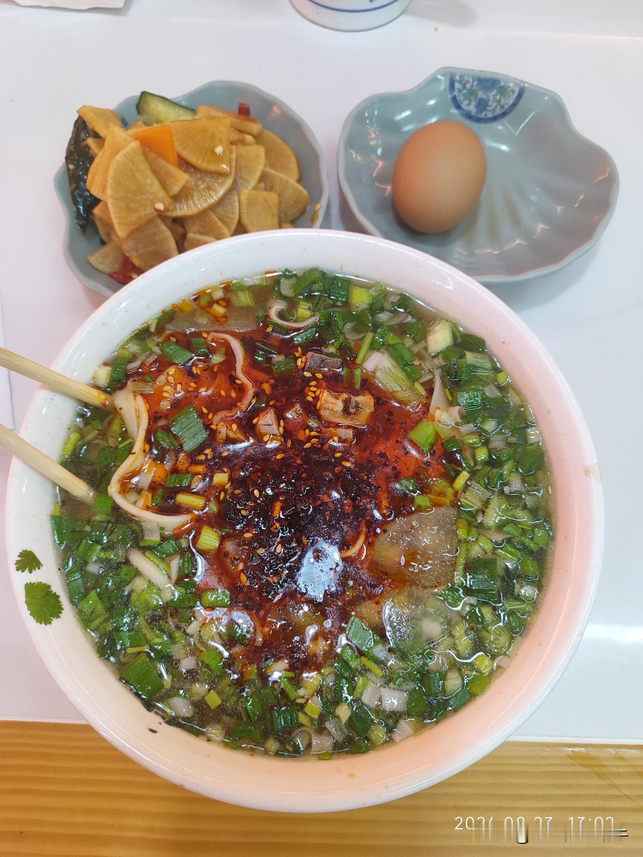蝶湖湾这里的这家兰州牛肉面跟我们在老家吃过的一样的，真的非常好吃，经常想来吃，看
