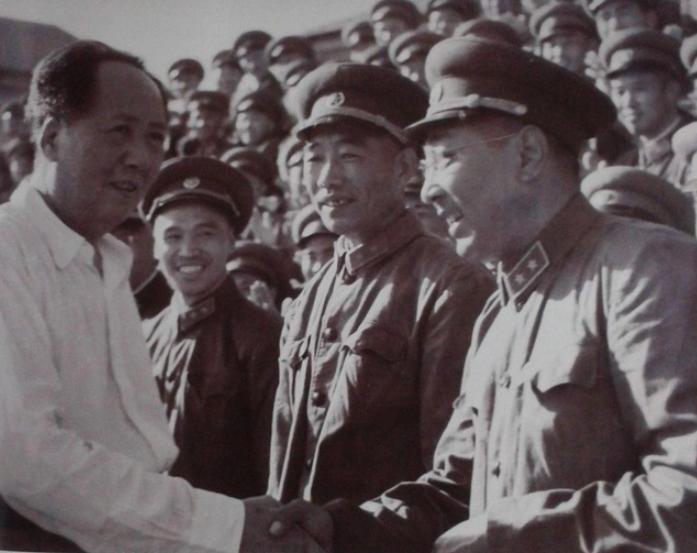 1958年毛主席视察武汉军区，正和毛主席握手的那位将军叫李成芳，湖北麻城人，红四